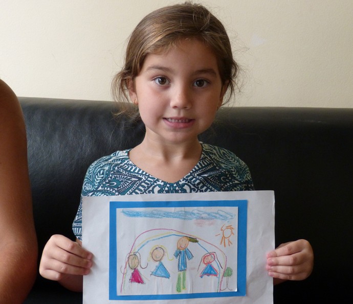 Olívia, filha de Otaviano Costa e Flávia Alessandra, mostra o desenho de sua família (Foto: Cristina Cople / Gshow)