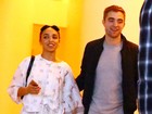 Robert Pattinson acompanha a namorada em evento nos EUA