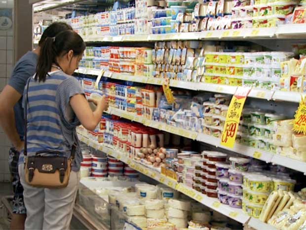 Casal observa produtos refrigerados em supermercado de Campinas (Foto: Reprodução EPTV)
