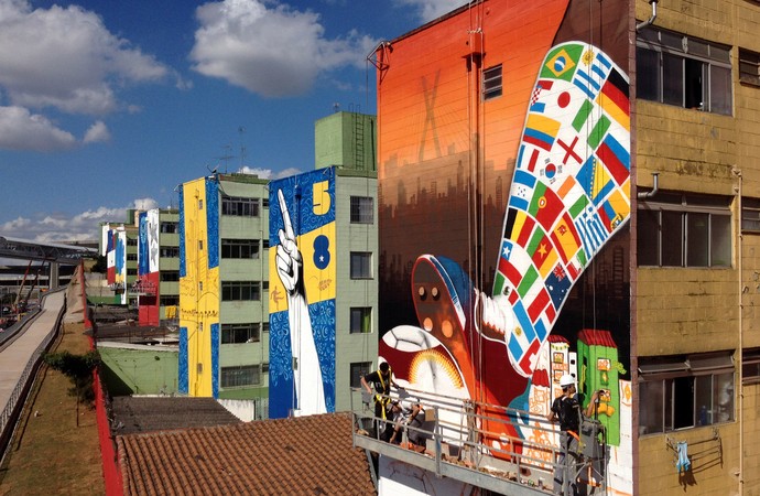 Prédios vizinhos à Arena Corinthians ganham decoração temática de Copa