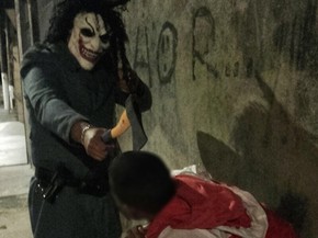 PM com machado e arma ameaça jovem; foto circula no WhatsApp (Foto: Divulgação/Ouvidoria das Polícias)