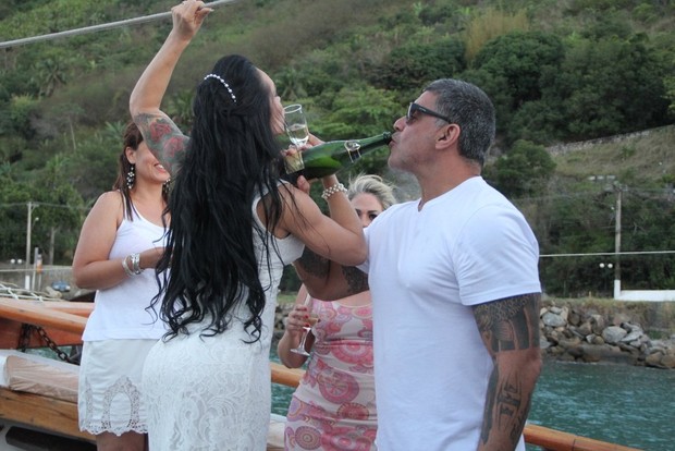 Alexandre e Fabiana Frota fazem famosa pose dos noivos (Foto: Rodrigo dos Anjos/Ag News)