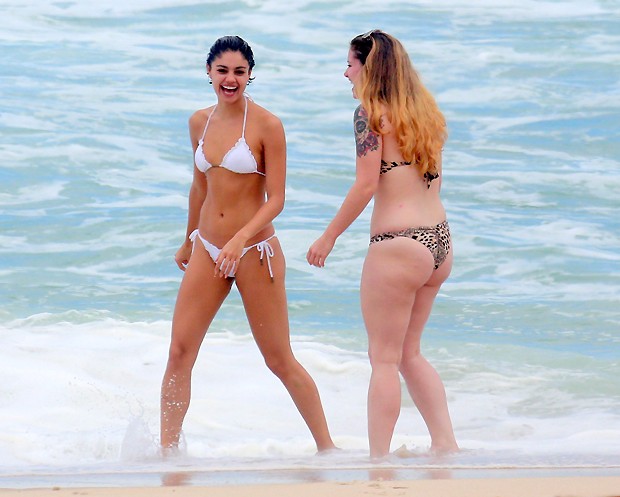 A atriz se divertiu ao lado de uma amiga (Foto: agnews) A atriz se divertiu ao lado de uma amiga (Foto: agnews)