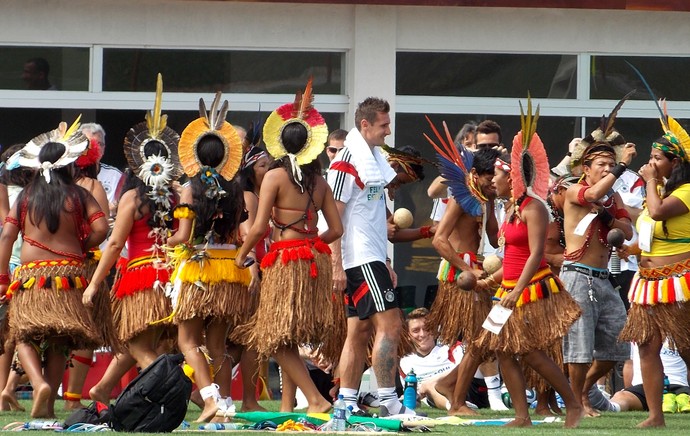 Klose com os índios após o treino alemanha (Foto: Victor Canedo)