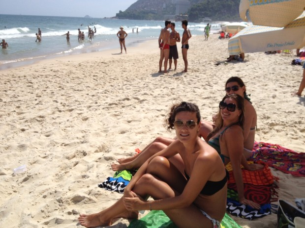 Turistas se refrescam na praia do Leblon em dia de 50° C de sensação térmica (Foto: Marcelo Elizardo/ G1)