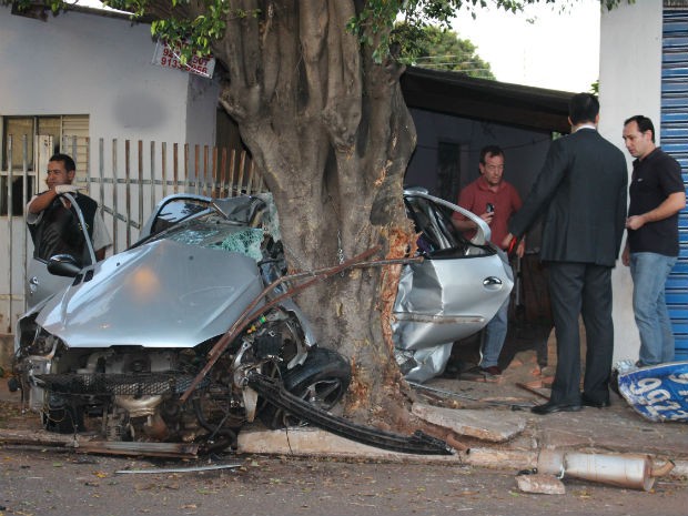 Motorista e passageiro morrem após carro bater em árvore em Campo Grande MS (Foto: Mirian Machado/G1 MS)