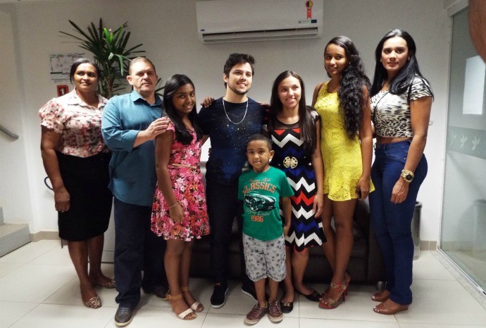 Cantor aproveita para rever familiares que moram em Roraima (Foto: Bruna Cássia/Rede Amazônica)