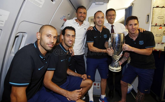 Messi e jogadores do Barcelona taça Supercopa (Foto: Miguel Ruiz / Barcelona)