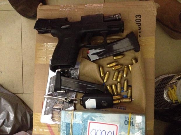 Armas, munições e dinheiro também foram apreendidos (Foto: Camila Torres/Inter TV Cabugi)