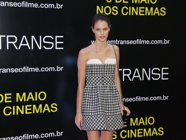 Laura Neiva na estreia do filme "Em Transe" (Foto: Isac Luz / EGO)