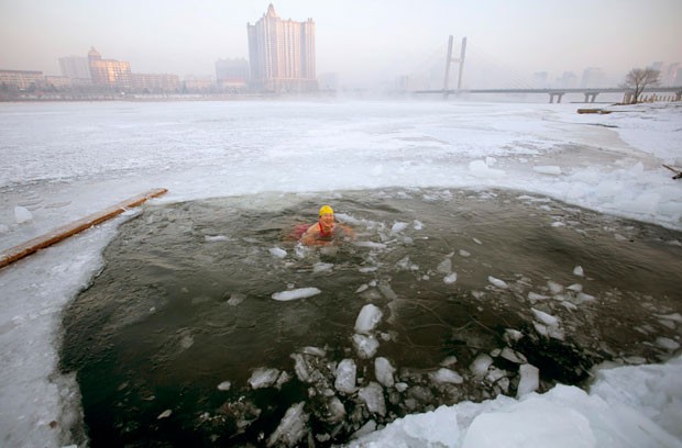 Chinesa encarou frio e nadou em meio a blocos de gelo na China (Foto: Reuters)