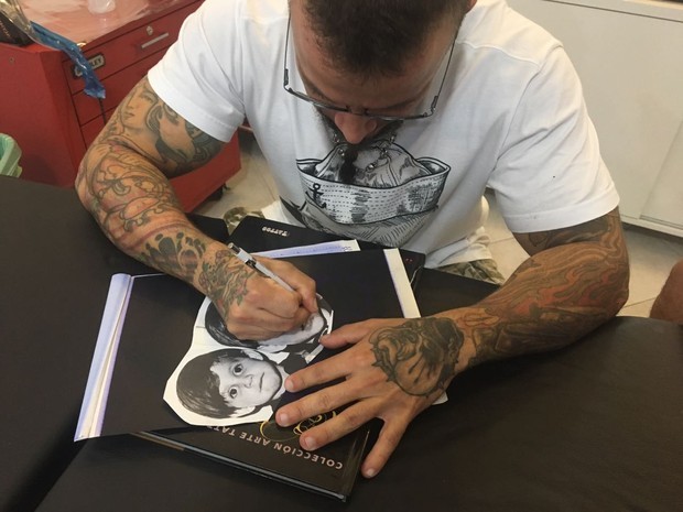 Ego Ex Bbb Antonio Faz Tatuagem Do Rosto Dele E Do Irmao Na Coxa Noticias De Famosos