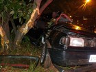 Colisão entre carro e árvore deixa casal ferido em São Carlos, diz PM