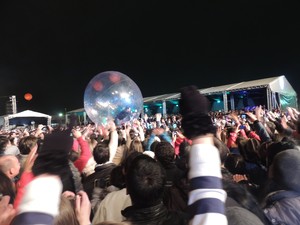 Cantor Sorocaba passa sobre a plateia neste sábado (Foto: Géssica Valentini/G1)