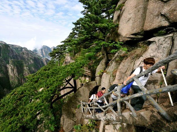 Turistas sobem escadas na montanha (Foto: Mattes Ren/hemis.fr/AFP)