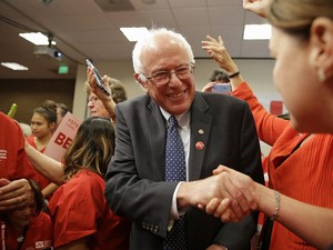O senador Bernie Sanders cumprimenta enfermeiras antes de discursar na União Nacional de Enfermeiros, em Oakland, Califórnia, na segunda (10) (Foto: AP Photo/Eric Risberg) O senador Bernie Sanders cumprimenta enfermeiras antes de discursar na União Nacional de Enfermeiros, em Oakland, Califórnia, na segunda (10) (Foto: AP Photo/Eric Risberg)