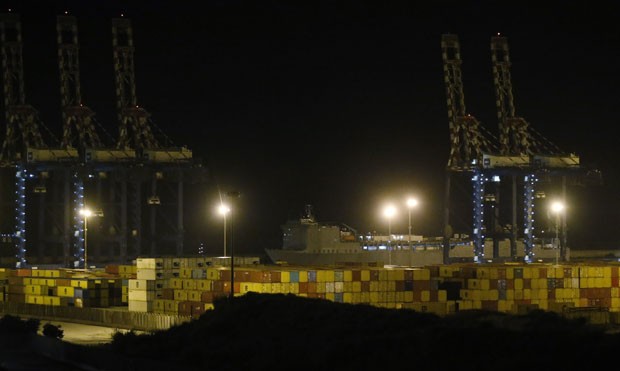 O navio americano Cape Ray deixa o porto de Gioia, na Itália, com uma carga de armas químicas da Síria na noite desta quarta-feira (2) (Foto: Luca Bruno/AP) O navio americano Cape Ray deixa o porto de Gioia, na Itália, com uma carga de armas químicas da Síria na noite desta quarta-feira (2) (Foto: Luca Bruno/AP)