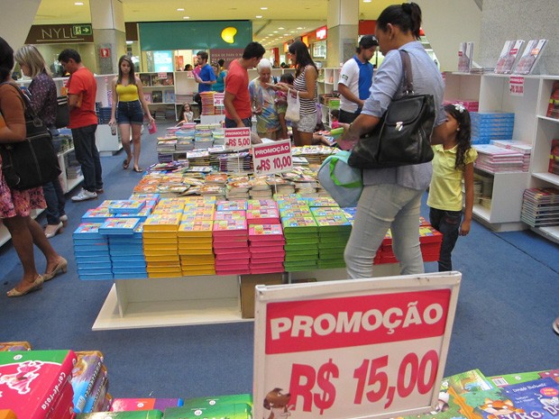 A 1ª Feira Cultural do Livro está montada no shopping Conjunto Nacional, na região central de Brasília. São mais de 24 mil livros com preços que variam entre R$ 5 e R$ 15. A feira está instalada na Praça das Gaivotas até o dia 9 de fevereiro. O horário de funcionamento é de segunda a sábado, das 10h às 22h. No domingo a feira está aberta das 14h às 20h. A  entrada é gratuita. (Foto: Lucas Nanini/G1)