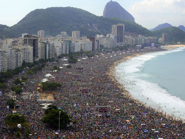 28/7 - Copacabana é tomada por fiéis à espera do Papa (Foto: Tasso Marcelo/AFP)