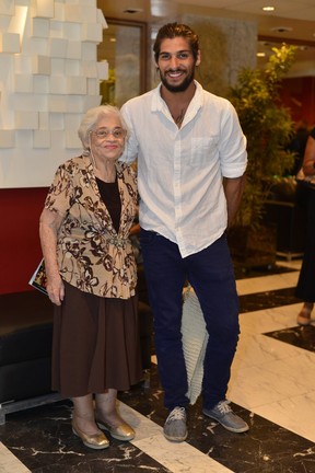 Saulo Bernard com a avó (Foto: André Muzell/ Ag. News)