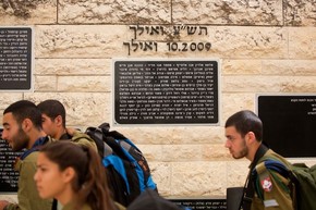 Soldados israelenses passam em frente a memorial com nome de vítimas de terrorismo em Herzl, em Israel. Nome do palestino Mohammed Abu Khdeir, morto em julho do ano passado, foi retirado da homenagem (Foto: Menahem Kahana/AFP) Soldados israelenses passam em frente a memorial com nome de vítimas de terrorismo em Herzl, em Israel. Nome do palestino Mohammed Abu Khdeir, morto em julho do ano passado, foi retirado da homenagem (Foto: Menahem Kahana/AFP)