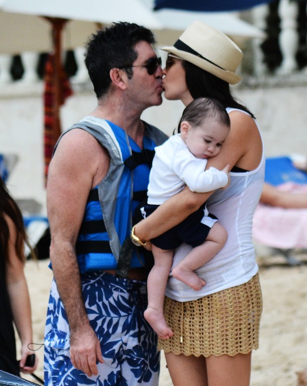 Simon Cowell com a mulher, Lauren Silverman, e o filho, Eric, em praia em Barbados (Foto: AKM-GSI/ Agência)