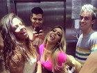 Mulher Melão faz farra com amigos em elevador e posa supermaquiada