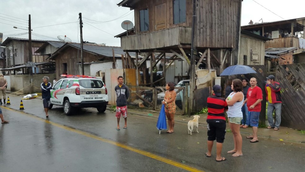 Corpo de adolescente ficou na rua por cerca de cinco horas (Foto: Luiz Souza/RBS TV)