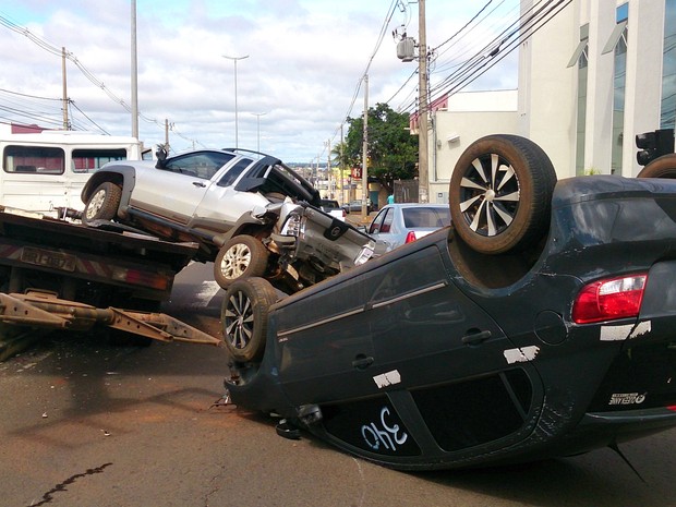 G1 Motorista perde controle e caminhão sobe em canteiro de avenida em