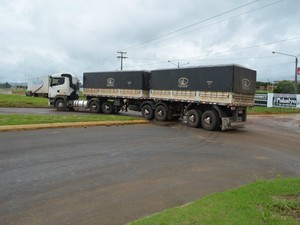 Caminhoneiros reclamam da dificuldade em fazer manobras nas marginais (Foto: Eliete Marques/G1) Caminhoneiros reclamam da dificuldade em fazer manobras nas marginais (Foto: Eliete Marques/G1)