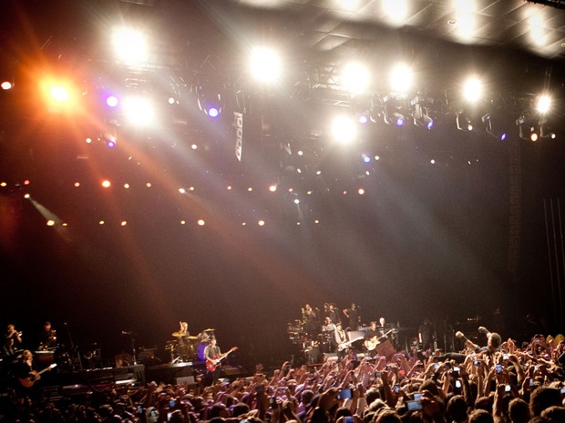 Bruce Springsteen &#39;surfa&#39; no público no Espaço das Américas, em São Paulo (SP), durante seu show (Foto: Caio Kenji/G1)