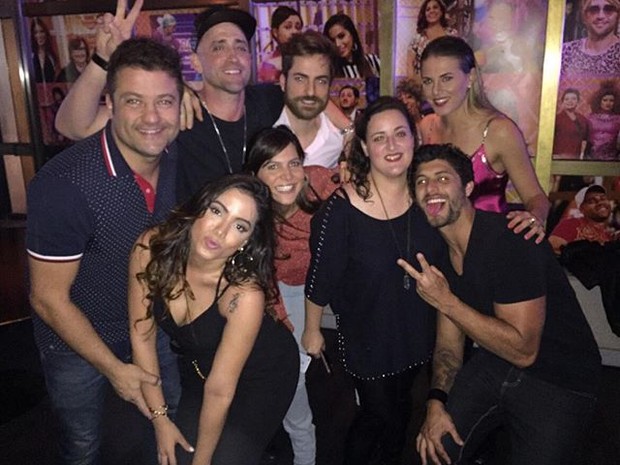 Anitta, Paulo Gustavo e Jesus Luz com amigos em festa no Rio (Foto: Instagram/ Reprodução)
