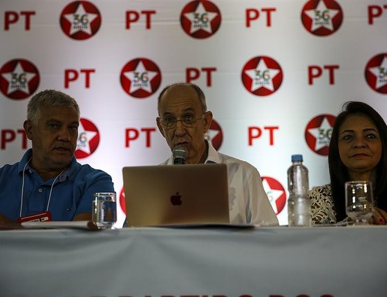 Rui Falcão fala no evento que marca os 36 anos do PT, no Rio de Janeiro (Foto: Antonio Lacerda / EFE)