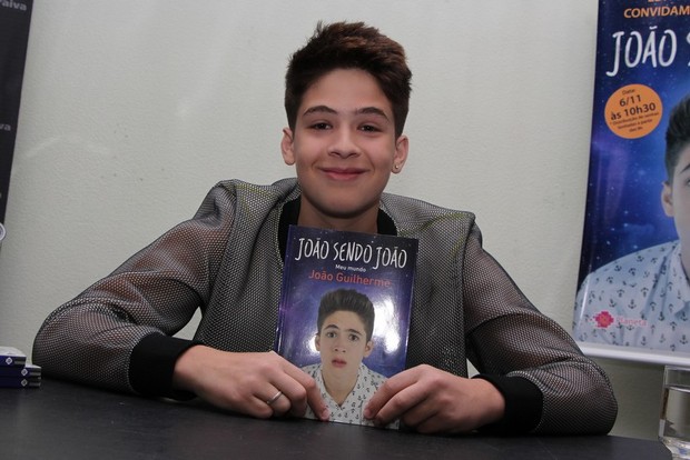 João Guilherme lança livro (Foto: Agnews)