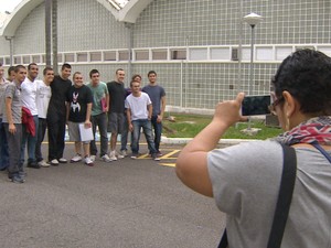 Novatos do ITA registram chegada ao instituto em São José dos Campos. (Foto: Reprodução/TV Vanguarda)