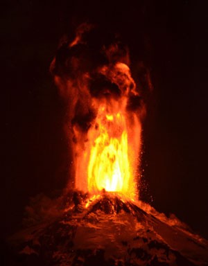 Foto mostra o vulcão Villarica em erupção na madrugada desta terça-feira (3) em Pucon, no Chile (Foto: Ariel Marinkovic/AFP)