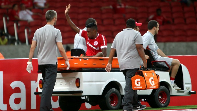 Vitinho sai de campo no carro-maca (Foto: Diego Guichard)