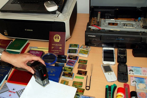 Material apreendido com a quadrilha (Foto: Policia Nacional de España)