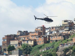 Helicóptero no entorno do Complexo do Alemão. (28/11) (Foto: Marcos P/VC no G1)