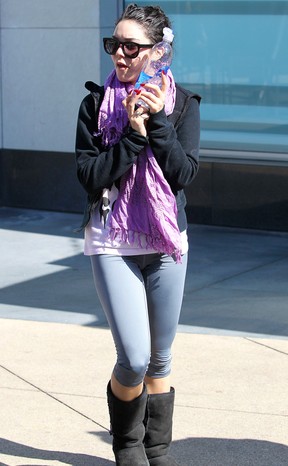 Vanessa Hudgens evita os flashes após deixar academia em Los Angeles, nos Estados Unidos (Foto: Splash News/ Agência)