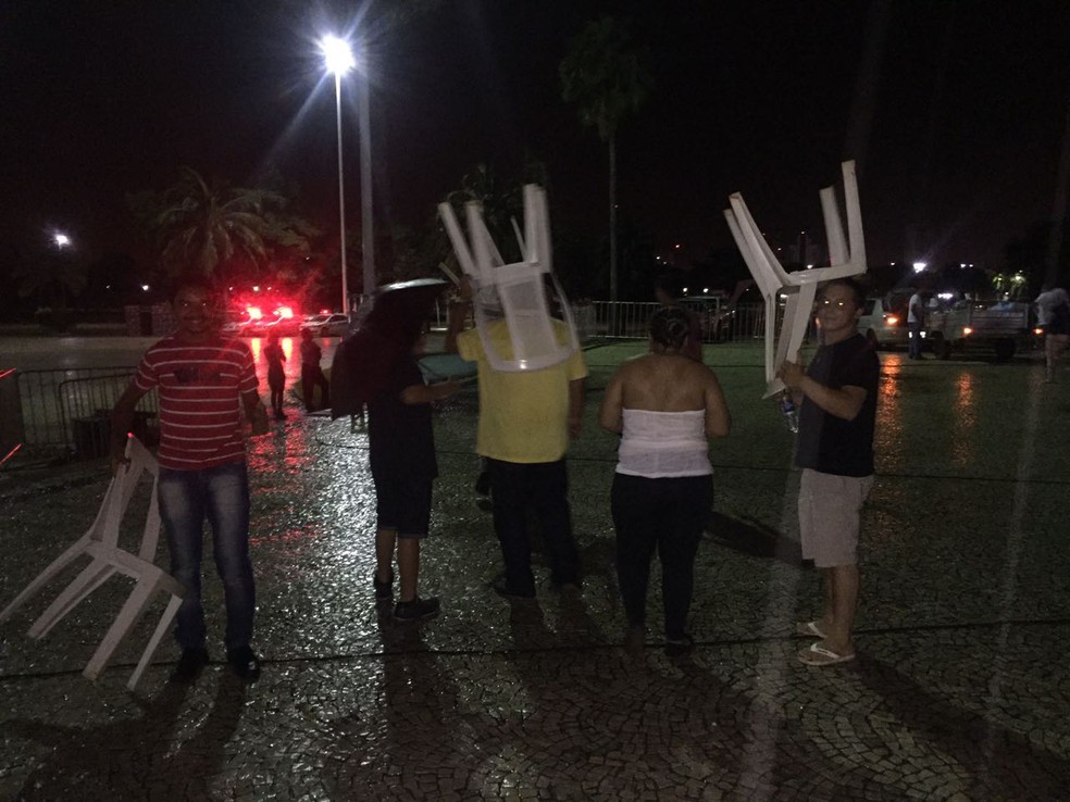 Visitantes foram embora sem assistir apresentação (Foto: Heitor Moreira/ TV Anhanguera)