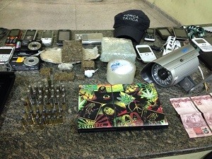 Droga e munição foram apreendidas na casa do suspeito em Extremoz, na Grande Natal (Foto: Divulgação/Polícia Militar do RN)