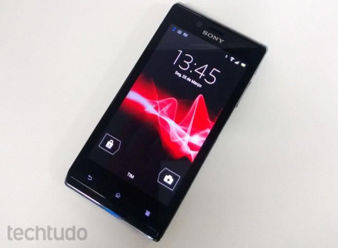 Xperia J é um smartphone de entrada com tela de 4 polegadas (Foto: Elson de Souza/Techtudo) Xperia J é um smartphone de entrada com tela de 4 polegadas (Foto: Elson de Souza/Techtudo)