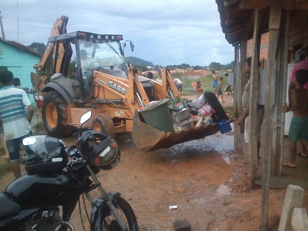 Servidores municipais ajudaram famílias a resgatarem objetos em casas alagadas (Foto: Gilmar Chaves/Bombeiros)