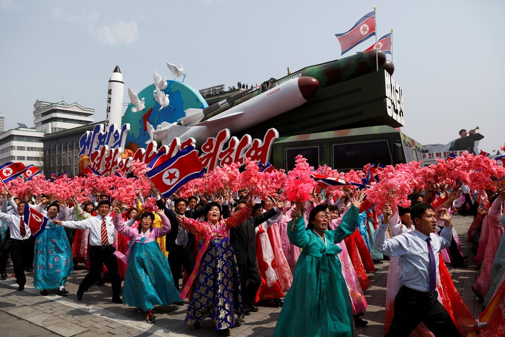 Desfile militar que marca o 105º aniversário de nascimento do pai fundador do país, Kim Il Sung, em Pyongyang, neste sábado (15) (Foto:  REUTERS/Damir Sagolj)