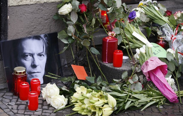 Flores, velas e cartazes em frente ao apartamento que David Bowie morou em Berlim entre 1976 e 1978 (Foto: REUTERS/Fabrizio Bensch)