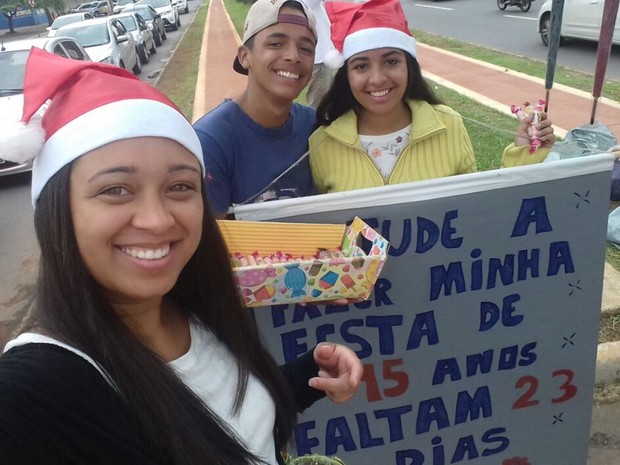 Estudante Kamylla do Nascimento vende jujuba para pagar festa de 15 anos em Goiânia, Goiás (Foto: Vitor Santana/G1)