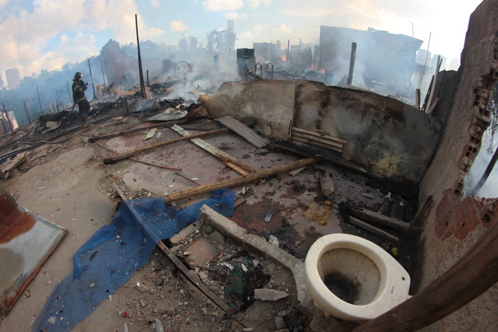 Uma &aacute;rea entre 50 e 100 metros que foi queimada (Foto: Marlon Costa/ Permambuco Press)