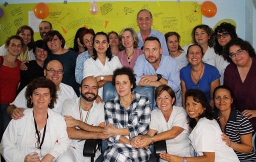 Imagem de 1º de novembro mostra a auxiliar de enfermagem Teresa Romero (ao centro, com roupa xadrez) com equipe do hospital que a tratou quando estava com ebola. Médicos declararam em 21 de outubro que ela estava curada da doença letal (Foto: Divulgação/Hospital Universitário La Paz/AFP)