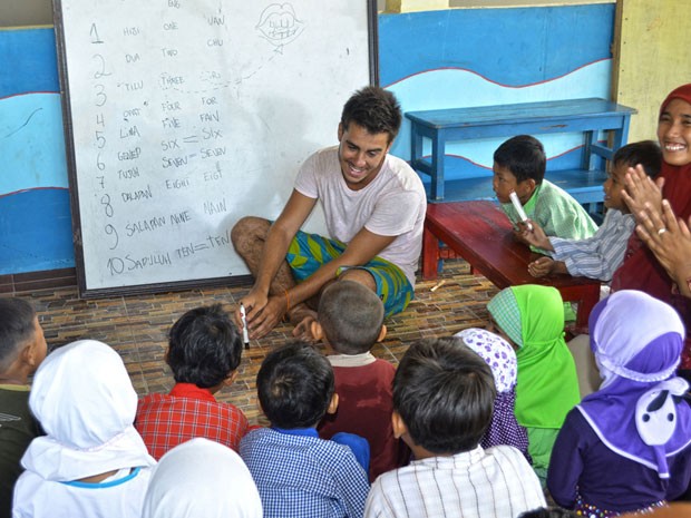 Felipe dando aula em uma escola durante a viagem (Foto: Felipe Pereira/Arquivo pessoal)